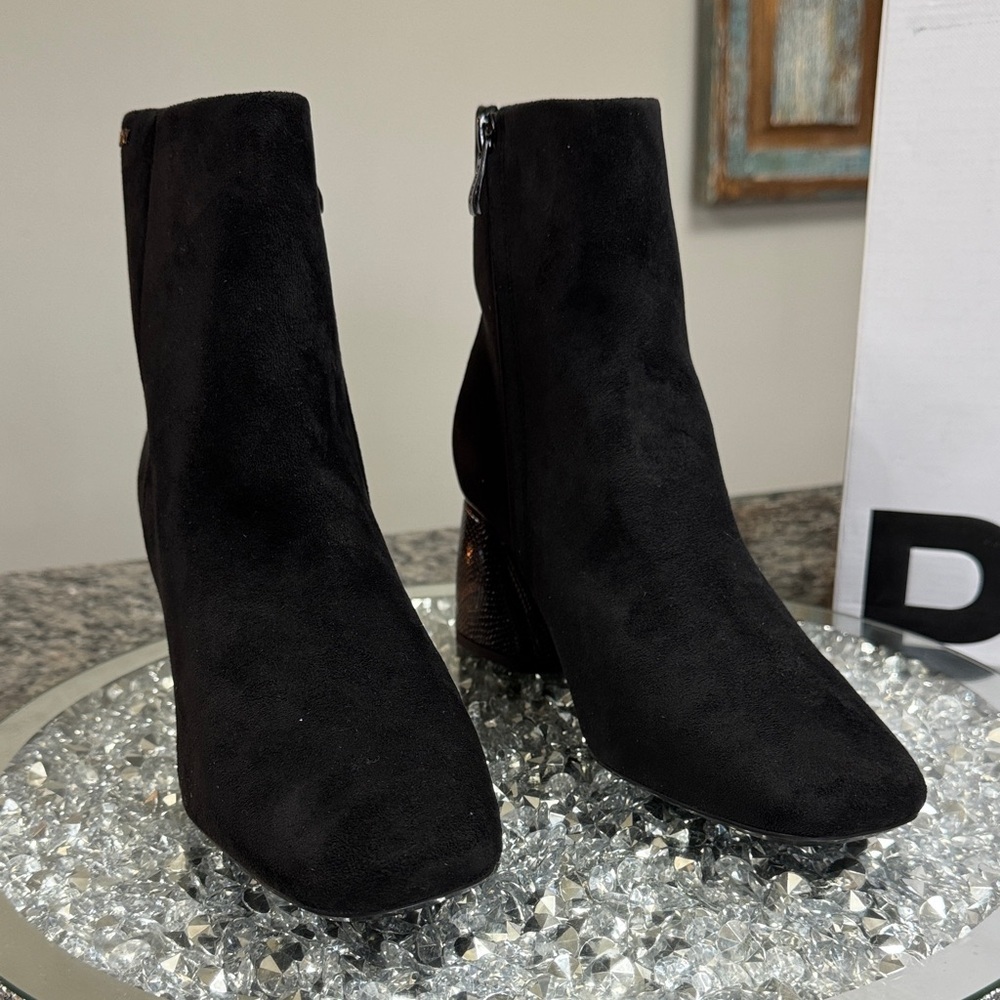 DKNY Black Ankle Booties with Textured Block Heel NEW 9.5 - Picture 6 of 17